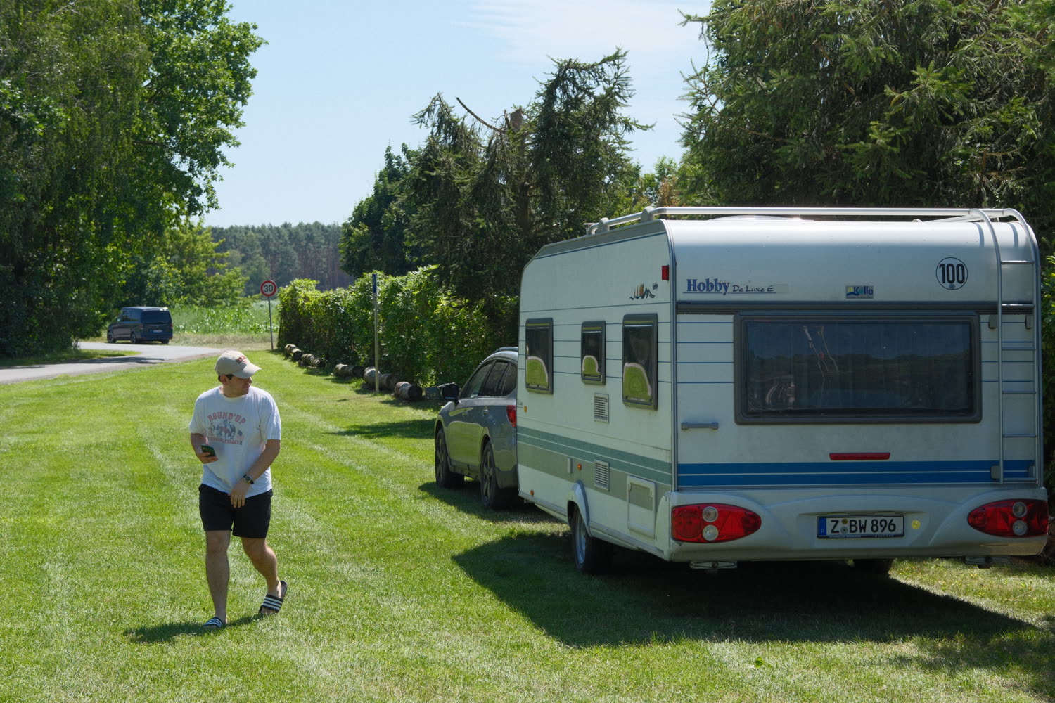 Unser Wohnwagen auf einem Stellplatz am Wegesrand